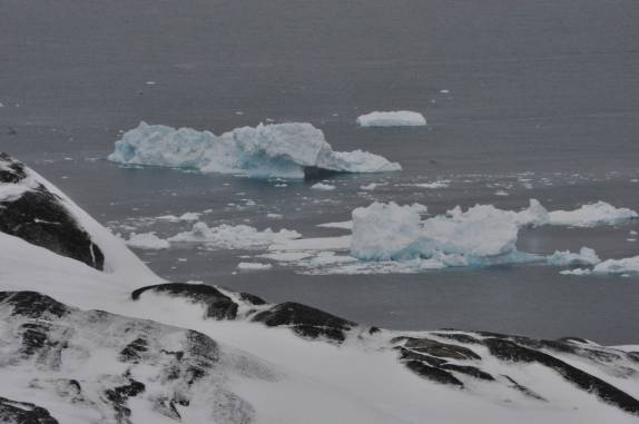 Icebergs passeiam ao largo de Ilulissat, na Groelândia